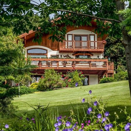 Fox Den Bed & Breakfast Левенуэрт Экстерьер фото