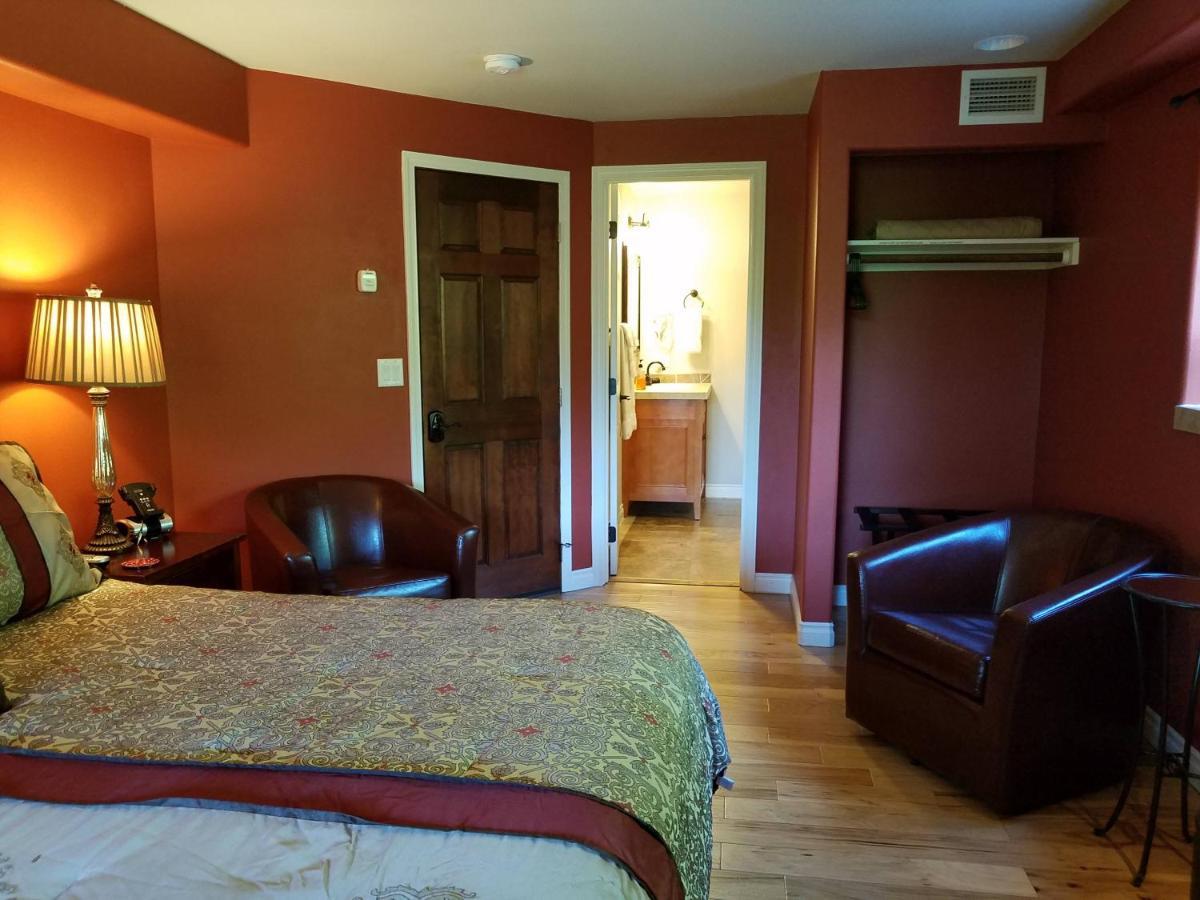 Fox Den Bed & Breakfast Левенуэрт Экстерьер фото