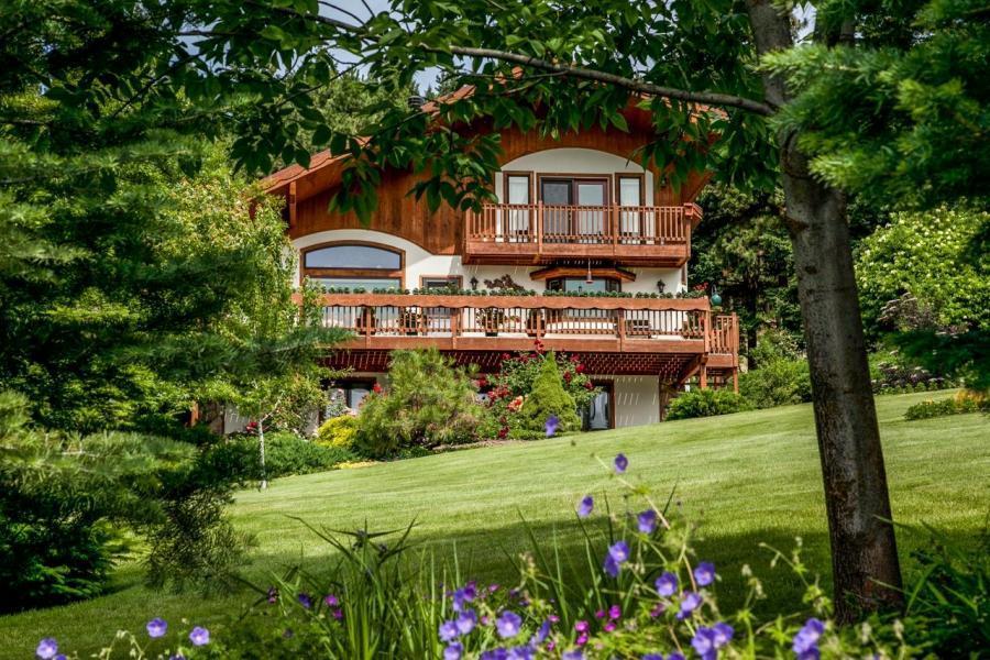 Fox Den Bed & Breakfast Левенуэрт Экстерьер фото